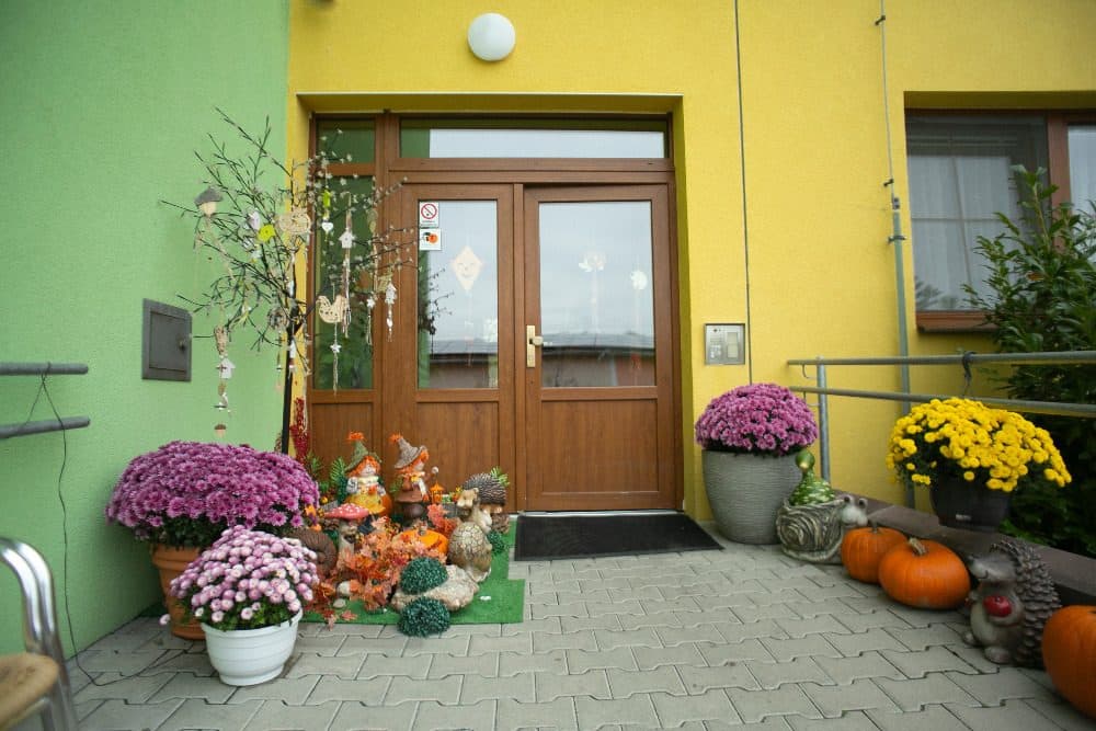 Podzimní výzdoba u vstupu do Residence